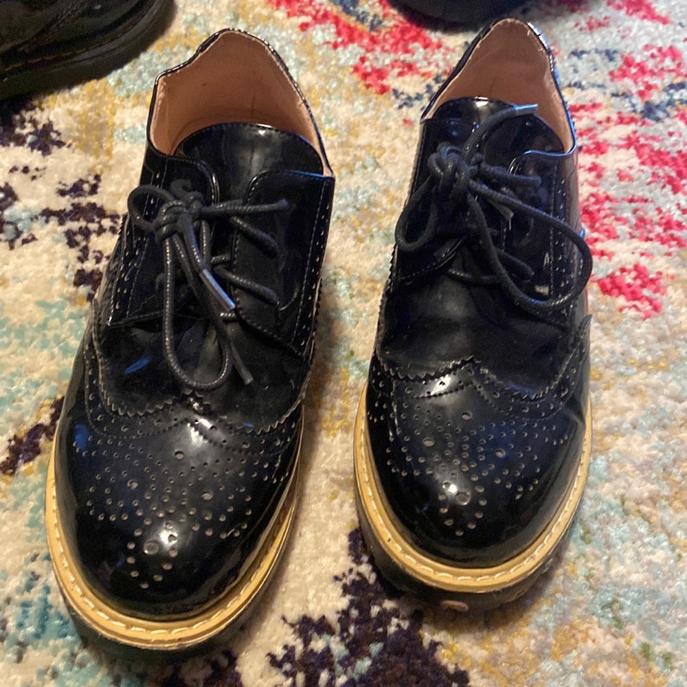 Vintage wing tip shoes..size 36